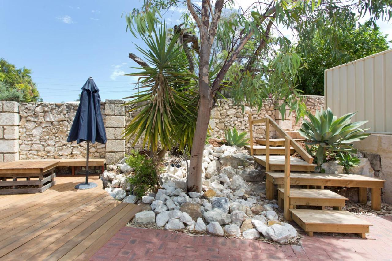 Dingo At White Gum Lodge Fremantle Exterior photo